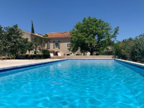 Terrasse avec vue dans les Alpilles